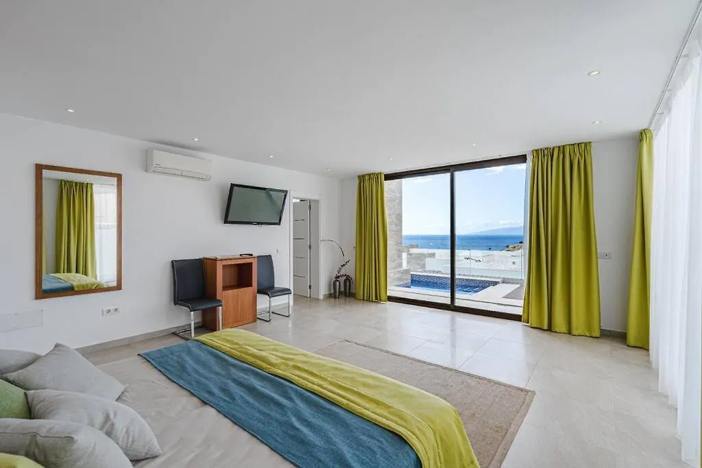 Villa Riviera De 4 Dormitorios Con Piscina. Costa Adeje  Espagne